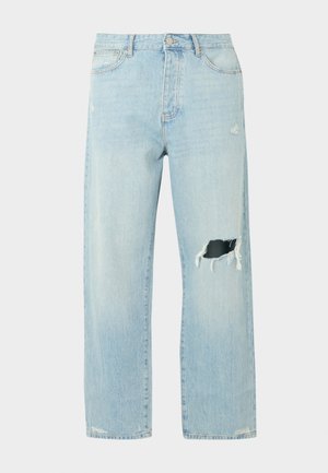 Φωτεινό μπλε τζιν με ίσια γραμμή, με μια μεγάλη σκισμένη τρύπα στο δεξί μηρό και μικρές φθορές στο αριστερό μηρό και τα τελειώματα.