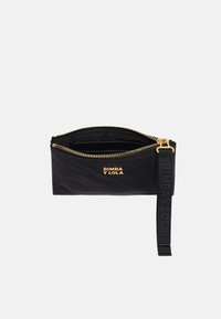 Bolsa negra con cremallera hecha de tela texturizada, con un logo dorado y una correa negra grabada con el nombre de la marca, Bimba y Lola.