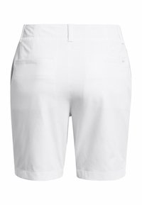 Białe bawełniane szorty z płaskim przodem, dwiema tylnymi kieszeniami i podwiniętymi mankietami. Gładka tekstura i dopasowany krój zapewniają schludny wygląd.