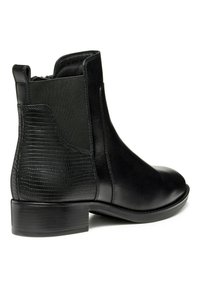 Botín de cuero negro con paneles laterales elásticos, detalle de croco texturizado, puntera redondeada y tacón bajo.