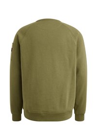 Sweatshirt olive green à col rond avec une coupe décontractée, des poignets et un ourlet côtelés, et une poche plaquée sur la manche gauche. Texture lisse.