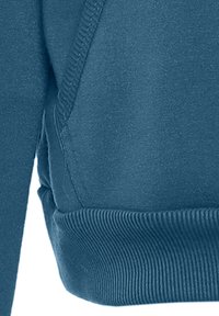 Felpa blu scuro con polsini e orlo a costine, caratterizzata da una texture liscia e un sottile dettaglio di cucitura sulla cucitura della spalla.