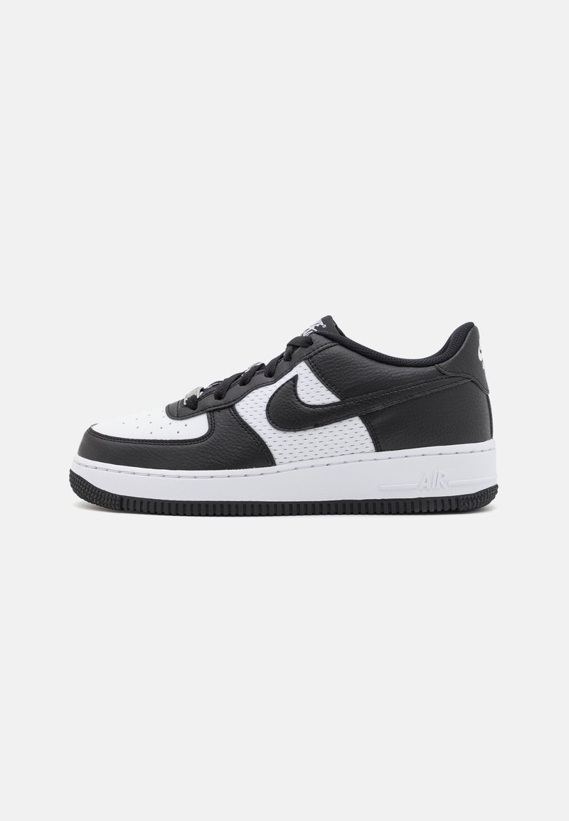 Baskets Nike Air Force 1 noir et blanc avec dessus en cuir, boîte à orteils perforée, accents texturés et semelle en caoutchouc.
