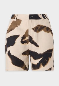 Beige shorts dengan cetakan haiwan abstrak coklat dan hitam, dilengkapi dengan penutupan butang, gelung tali pinggang, dan kain bertekstur.