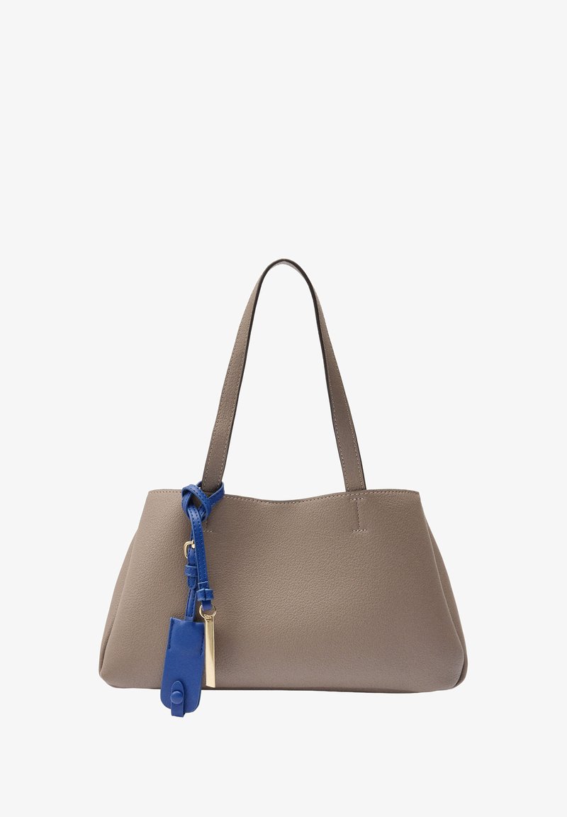 Torebka z fakturowanej skóry w odcieniu taupe, z długimi paskami oraz niebieskim skórzanym breloczkiem i złotym metalowym akcentem zwisającym z jednego paska.