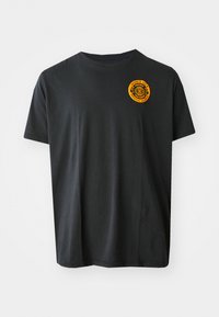 Schwarzes Baumwoll-T-Shirt mit kurzen Ärmeln und Rundhalsausschnitt, ausgestattet mit einem orangefarbenen runden Logo auf der oberen linken Seite. Glatte Textur.