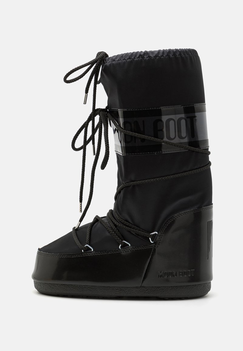 Botte imperméable noire avec un col rembourré et moelleux, design à lacets, accents brillants et semelle texturée. Présente un logo sur le côté.