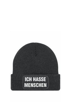 Schwarze Strickmütze mit umgeschlagenem Saum. Auf der Vorderseite befindet sich ein rechteckiger Aufnäher mit weißem Text: "ICH HASSE MENSCHEN." Strukturiertes Gewebe.