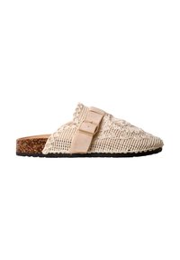 Sandale beige tissée à enfiler avec motif décoratif, bride réglable avec boucle, semelle intermédiaire en liège et semelle extérieure en caoutchouc noir.