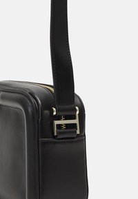 BOSS ARIELL CROSSBODY - Taška s příčným popruhem - black