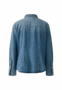 Jeanshemd met lange mouwen, lichtblauwe kleur, knoopmanchetten en een klassieke kraag. Kenmerken zijn een yoke en contrasterende stiksels.