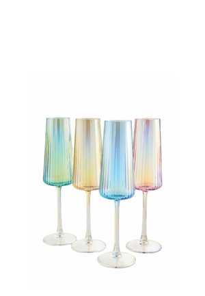 Fire høje, rillede champagneglas med iriserende farver inklusive blå, grøn, gul og pink på en hvid baggrund.