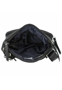 Schwarze Leder-Umhängetasche mit einem Reißverschluss. Das Innere verfügt über ein marineblaues Futter und mehrere Fächer zur Organisation. Mit verstellbarem Trageriemen.