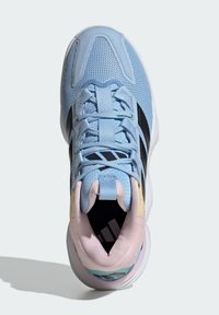 Scarpa sportiva blu con tomaia in mesh e sintetico, strisce nere, accenti nei colori pastello e colletto imbottito per il comfort.
