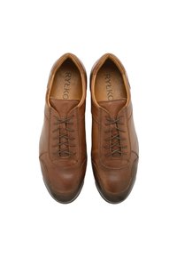 Brūni ādas apavi ar gludu virsmu, ar apaļu purngalu, šauru šņorēšanas sistēmu un nedaudz paceltu zoli papildu komfortam.