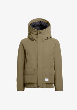 Oliwkowa kurtka puchowa z wysokim kołnierzem, zatrzaskami, dwoma przednimi kieszeniami i prążkowanym wykończeniem. Posiada teksturowaną powłokę oraz miękką podszewkę.