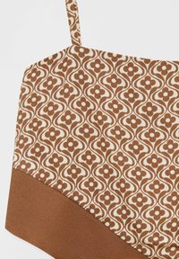 Il tessuto marrone a motivo presenta un design floreale con onde alternate e accenti marrone solido alla base. Include spalline regolabili.