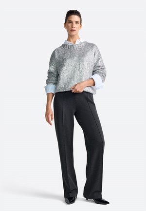 - Sweter