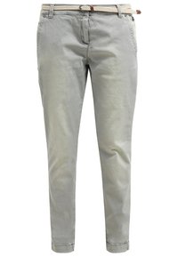 Pantalon slim gris clair avec poches avant, passants de ceinture, et une ceinture beige tressée avec un détail en cuir.