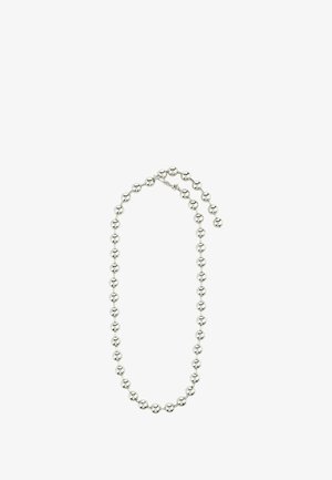 Sølvkæde med perler, der har runde og polerede perler med en glat tekstur, varierende i størrelse, forbundet med en simpel lås.