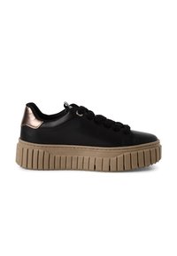 Schwarzer Sneaker mit niedrigem Schaft und dicker beiger profillierter Sohle, schwarzen Schnürsenkeln und metallischem bronzenem Fersendetail, Seitenansicht vor weißem Hintergrund.