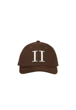 Barna baseball sapka fehér római szám II hímzéssel elöl, hatpaneles kialakítás és ívelt karima.