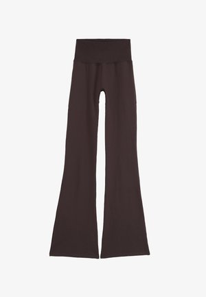 Hoch taillierte, dunkelbraune ausgestellte Hose mit breitem geripptem Bund, glatter Stoffstruktur und ohne sichtbare Taschen oder Verzierungen.