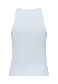 Débardeur en coton bleu clair à coupe ajustée, épaules sans coutures et texture lisse, présentant une couleur unie simple sans motifs.