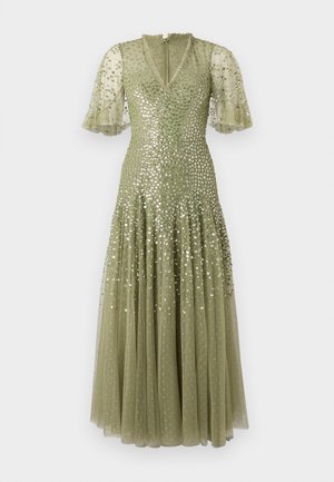 Robe verte olive avec un corsage ajusté orné de sequins, des manches transparentes à volants et une jupe en tulle pleine. Design en V à l'avant avec fermeture éclair au dos.