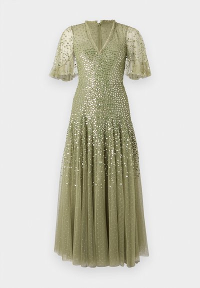 Olivengrøn kjole med en tætsiddende bodice prydet med paletter, flagrende gennemsigtige ærmer og en fyldig tylskørt. V-udskæring med lynlås i ryggen.