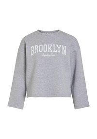 Sudadera gris corta con mangas largas que presenta "BROOKLYN" y "Legendary Team" impresos en blanco en la parte frontal. Textura suave.