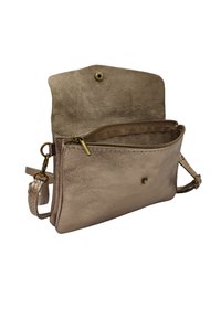 Sac bandoulière en cuir beige métallique avec une poche zippée, une fermeture à pression, et une sangle décorative pour un ajustement de longueur. Texture lisse.