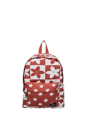 Sac à dos avec motif floral rouge et blanc, poche avant zippée, et poignée supérieure, avec une petite étiquette de la marque Roxy sur la poche.