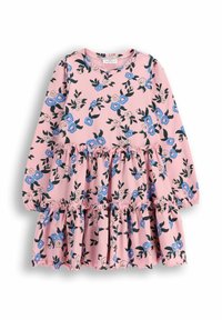 Różowa sukienka kwiatowa z długimi rękawami, falbaną u dołu, wzorzysta w niebieskie i czarne kwiaty, wykonana z miękkiego, lekkiego materiału.