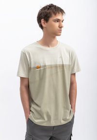 Lichtbeige katoenen t-shirt met een minimalistische print van een oranje object op een lijn, met een ronde hals en korte mouwen.