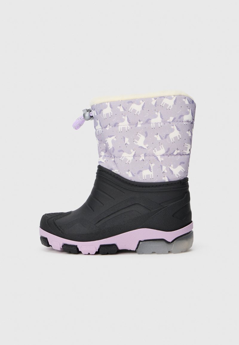 Botas de invierno para niños con una sección inferior negra y una parte superior acolchada en color lila con un patrón de unicornios. Terminado con un forro de piel blanca.