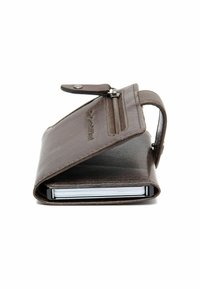 Portafoglio in pelle marrone con finitura testurizzata, dotato di tasca con zip, chiusura a scatto e un design cucito lungo i bordi.