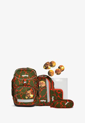 Set di zaini con motivo mimetico verde e arancione, include un bag principale, un astuccio, una busta e un raccoglitore. Presenta forme arrotondate e cerniere.
