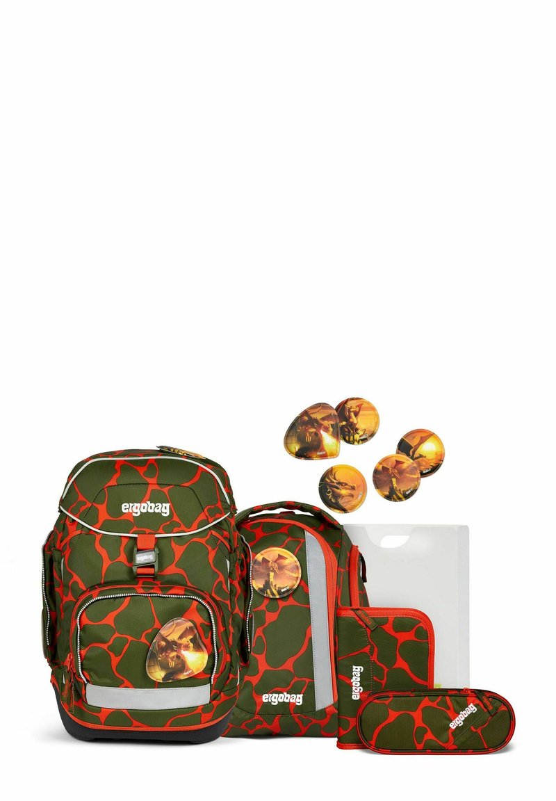 Rucksackset mit grünem und orangefarbenem Camouflage-Muster, enthält einen Hauptbeutel, ein Federmäppchen, ein Täschchen und einen Ordner. Verfügt über abgerundete Formen und Reißverschlüsse.