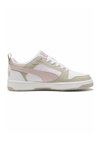 Baskets basses en blanc, rose clair et beige. Fabriquées en cuir et en matériaux synthétiques. Elles présentent des perforations et un col rembourré.