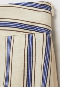 Linnen stof rok met een beige basis en verticale blauwe en bruine strepen. Ritsdetail aan de bovenkant, met een gestructureerde afwerking.