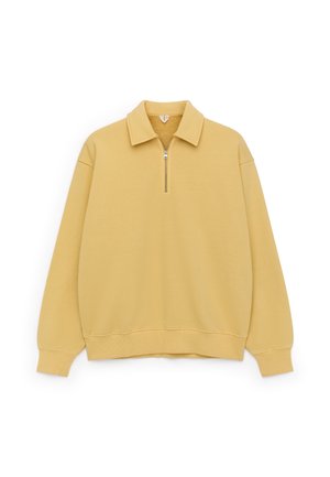 Gul fleece-trøje med lynlås i kraven, sænkede skuldre og ribstrikkede manchetter og bund, der har en glat tekstur og et enkelt design.