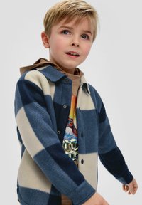 Blauw en crèmekleurig geruit overhemdjack van zachte stof, met een knoopsluiting aan de voorkant, een kraag en contrasterende mouwen.