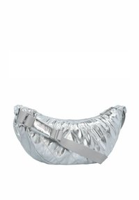 Marsupio quilted metallico argento con forma curvata, tracolla grigia regolabile e texture liscia. Presenta una chiusura laterale con fibbia.