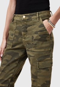 Olijfgroene katoenen camo cargo broek, met zijzakken, een knoopsluiting in de taille en een ontspannen pasvorm met contrasterende texturen.
