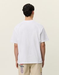 Biała bawełniana koszulka z okrągłym dekoltem i krótkim rękawem, z płaskim widokiem z tyłu. Brak widocznych grafik i logo.