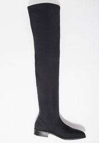 Bota de tela elástica negra hasta la rodilla, con una silueta elegante, punta redonda, tacón bajo apilado y textura suave. Sin herrajes ni patrones visibles.