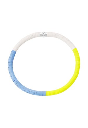 Bracelet rond avec des perles segmentées bleues, jaunes et blanches, doté d'un petit fermoir en argent avec un motif de feuille.