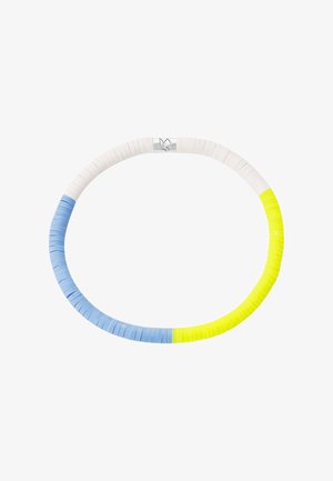 Ronde armband met gesegmenteerde kralen in blauw, geel en wit, met een kleine zilveren sluiting met een bladvormig ontwerp.