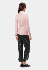 INFLUENCER HIGH-NECK BASIC - Strickpullover - rose